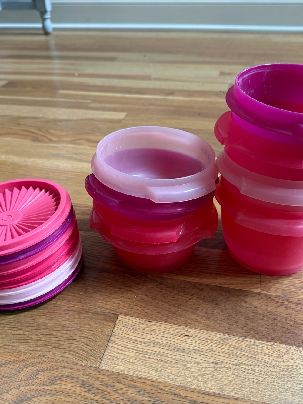 Tupperware Pink and Magenta small bowl  Set